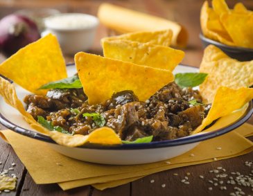 Karamellisierte Melanzani mit Tortilla-Chips Karamellisierte Melanzani mit Tortilla-Chips