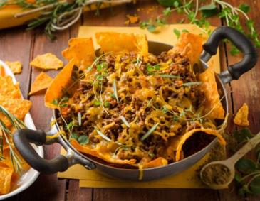 Überbackene Tortilla-Chips mit Lammfaschiertem Überbackene Tortilla-Chips mit Lammfaschiertem