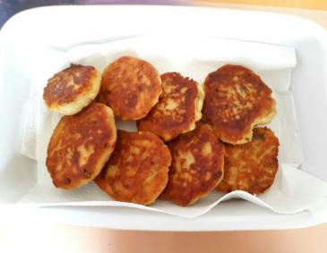 Kartoffellaibchen mit Frühlingszwiebeln Kartoffellaibchen mit Frühlingszwiebeln