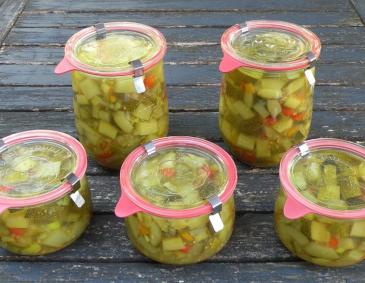 Sauer eingekochter Zucchinisalat Sauer eingekochter Zucchinisalat