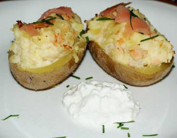Ofenkartoffeln mit Lachs und Sauerrahm Ofenkartoffeln mit Lachs und Sauerrahm