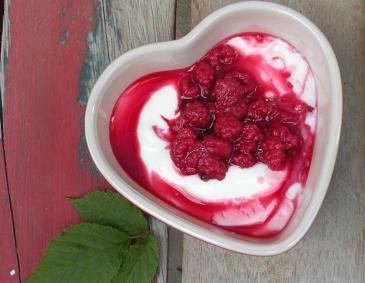 Joghurtcreme mit Himbeer-Ratifa Joghurtcreme mit Himbeer-Ratifa