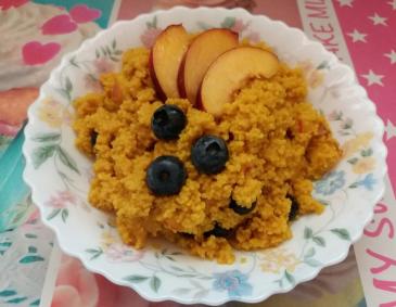 Goldener Couscous mit Nektarine und Heidelbeeren Goldener Couscous mit Nektarine und Heidelbeeren