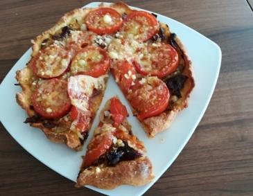 Zwiebel-Tomaten-Kuchen Zwiebel-Tomaten-Kuchen