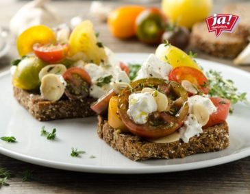 Gegrilltes Vollkornbrot mit Tomatenraritäten und Ziegenfrischkäse Gegrilltes Vollkornbrot mit Tomatenraritäten und Ziegenfrischkäse