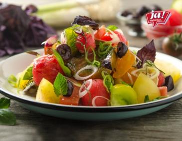 Salat mit Tomatenraritäten, Wassermelone und Oliven Salat mit Tomatenraritäten, Wassermelone und Oliven