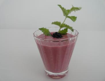 Joghurtdrink mit Brombeeren und Haselnüssen Joghurtdrink mit Brombeeren und Haselnüssen