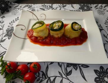 Zucchini-Risottoröllchen mit Tomaten-Paprikasoße Zucchini-Risottoröllchen mit Tomaten-Paprikasoße