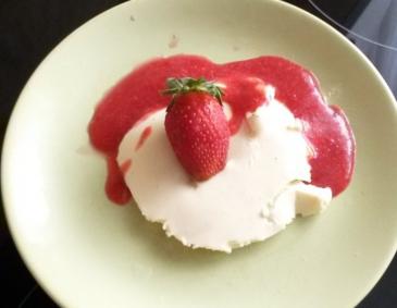 Panna Cotta mit Eierlikör und Erdbeerspiegel Panna Cotta mit Eierlikör und Erdbeerspiegel
