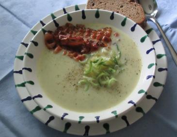 Erdäpfel-Lauchcremesuppe mit Speck Erdäpfel-Lauchcremesuppe mit Speck