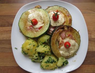 Gefüllte Zucchinisteaks mit Petersilkartoffeln Gefüllte Zucchinisteaks mit Petersilkartoffeln