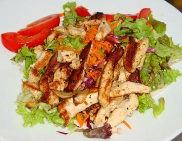 Blattsalat mit Hühnerstreifen Blattsalat mit Hühnerstreifen