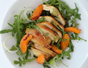 Marillen-Rucola-Salat mit Hühnerstreifen Marillen-Rucola-Salat mit Hühnerstreifen