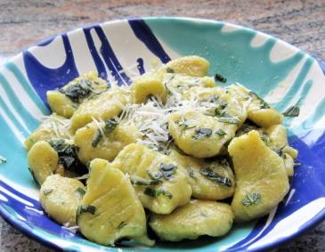 Zucchinignocchi mit Salbeibutter und Parmesan Zucchinignocchi mit Salbeibutter und Parmesan