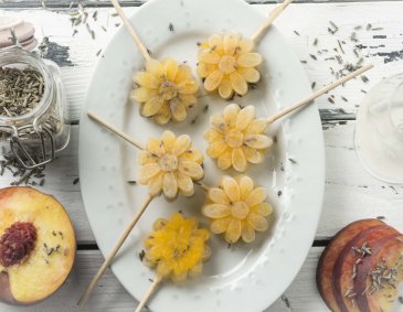Frozen Bellini-Pops mit Lavendel Frozen Bellini-Pops mit Lavendel
