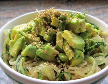 Glasnudel-Gurkensalat mit Avocado Glasnudel-Gurkensalat mit Avocado