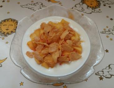 Joghurt mit Früchten und Cornflakes Joghurt mit Früchten und Cornflakes