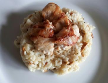 Hühnermedaillons im Speckmantel auf Eierschwammerlrisotto Hühnermedaillons im Speckmantel auf Eierschwammerlrisotto