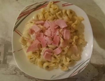 Tortellini mit Schinken und Salbeibutter Tortellini mit Schinken und Salbeibutter