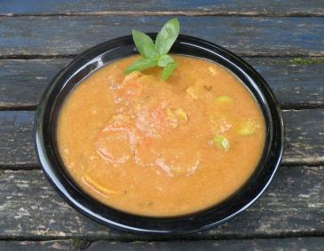 Paradeissuppe mit Zucchini und Kokosmilch Paradeissuppe mit Zucchini und Kokosmilch