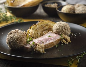 Rosa Kalbstafelspitz mit Spitzkraut, Walnüssen und Thymian-Grießknödeln