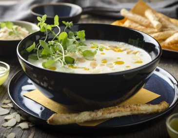 Erdäpfel-Mandelsuppe mit Orangenöl und Knusperstangerl Erdäpfel-Mandelsuppe mit Orangenöl und Knusperstangerl