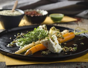 Wurzelgemüse mit Hanfsamen, Vogerlsalat und Ziegenkäse Wurzelgemüse mit Hanfsamen, Vogerlsalat und Ziegenkäse
