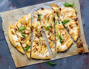 Pizza mit Birnen und Gorgonzola Pizza mit Birnen und Gorgonzola