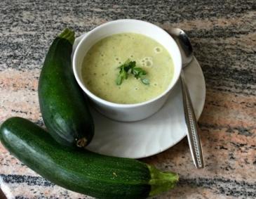 Zucchinicremesuppe mit Dill Zucchinicremesuppe mit Dill