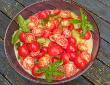 Schneller Zucchinisalat mit Tomaten Schneller Zucchinisalat mit Tomaten