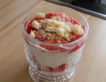Laktosefreies Vanille-Erdbeer-Minze-Schichtdessert Laktosefreies Vanille-Erdbeer-Minze-Schichtdessert