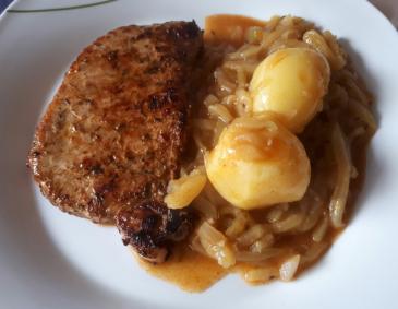 Karreesteak mit Kürbisgemüse und Kartoffeln Karreesteak mit Kürbisgemüse und Kartoffeln