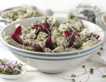 Mohnnocken mit Roten Rüben und Blauschimmelkäse Mohnnocken mit Roten Rüben und Blauschimmelkäse