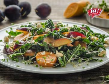 Schwarzkohlsalat mit Süßkartoffeln und Zwetschken Schwarzkohlsalat mit Süßkartoffeln und Zwetschken