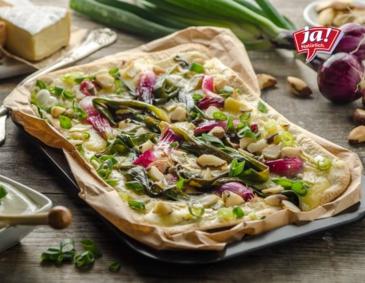 Flammkuchen mit roter Jungzwiebel, Brie und Paranüssen Flammkuchen mit roter Jungzwiebel, Brie und Paranüssen