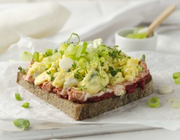 Kräutereierspeis-Brot mit Paradeisercreme