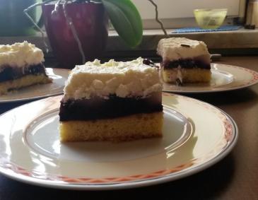Birnen-Holunderpudding-Schnitte mit Schlagoberstopping Birnen-Holunderpudding-Schnitte mit Schlagoberstopping