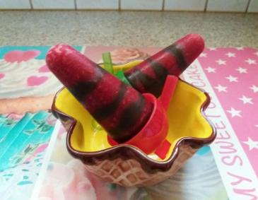 Himbeer-Schokoladesoja Eis am Stiel Himbeer-Schokoladesoja Eis am Stiel