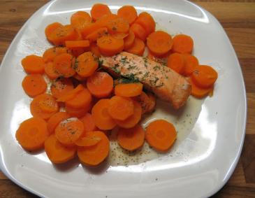 Karotten mit Lachs und Dillsafterl aus dem Dampfgarer Karotten mit Lachs und Dillsafterl aus dem Dampfgarer