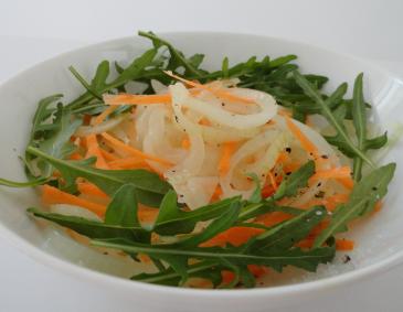 Zwiebelsalat mit Rucola Zwiebelsalat mit Rucola