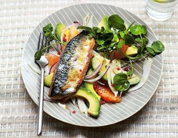 Gebratene Makrele mit Avocado und Grapefruit Gebratene Makrele mit Avocado und Grapefruit