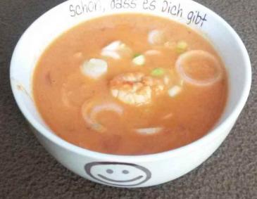 Tomatensuppe mit Kokosmilch und marinierten Garnelen Tomatensuppe mit Kokosmilch und marinierten Garnelen