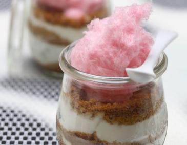 Joghurt-Spekulatius-Schichtdessert mit Zuckerwatte Joghurt-Spekulatius-Schichtdessert mit Zuckerwatte