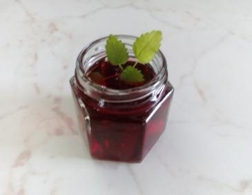 Himbeergelee mit Zitronenmelisse Himbeergelee mit Zitronenmelisse