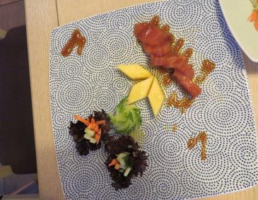 Geräucherte Lachs-Sashimi mit Kren-Sesamsauce Geräucherte Lachs-Sashimi mit Kren-Sesamsauce