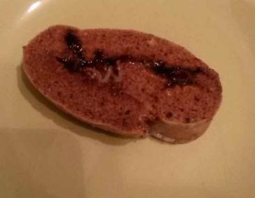 Kakaobiskuitroulade mit Powidlmarmelade-Bananenpudding Füllung Kakaobiskuitroulade mit Powidlmarmelade-Bananenpudding Füllung