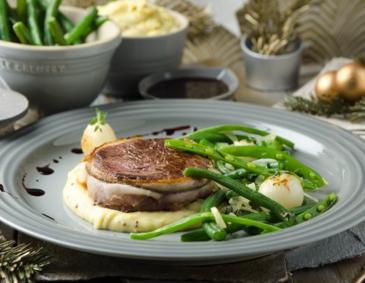 Straußensteak mit Senfpüree, Fisolen und Portweinschalotten Straußensteak mit Senfpüree, Fisolen und Portweinschalotten