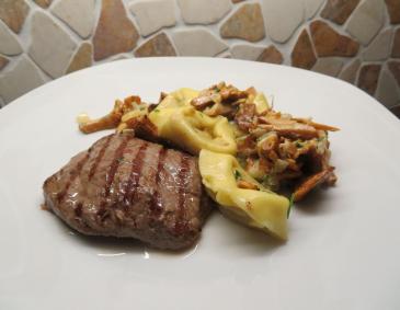 Minutensteaks mit Eierschwammerl-Tortelloni Minutensteaks mit Eierschwammerl-Tortelloni