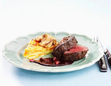 Elchfilet auf Johannisbeerjus mit Erdäpfelgratin Elchfilet auf Johannisbeerjus mit Erdäpfelgratin