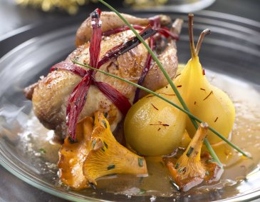 Gebratene Wachteln mit Eierschwammerl, Safranbirnen und Honigsauce Gebratene Wachteln mit Eierschwammerl, Safranbirnen und Honigsauce